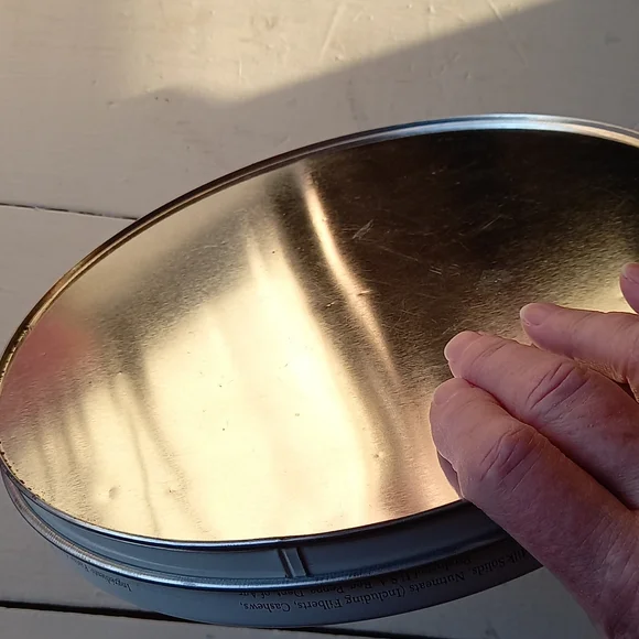 Vintage Laura Secord collectible tin - Picture 2 of 6